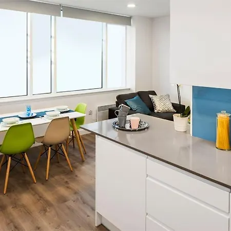 Zeni Apartments, Point Campus, 8 Bed Apartment In The Vibrant Docklands 아파트