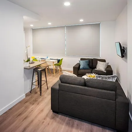 Zeni Apartments, Point Campus, 8 Bed Apartment In The Vibrant Docklands 아파트 *