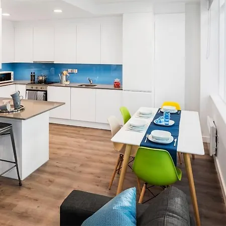 Zeni Apartments, Point Campus, 8 Bed Apartment In The Vibrant Docklands